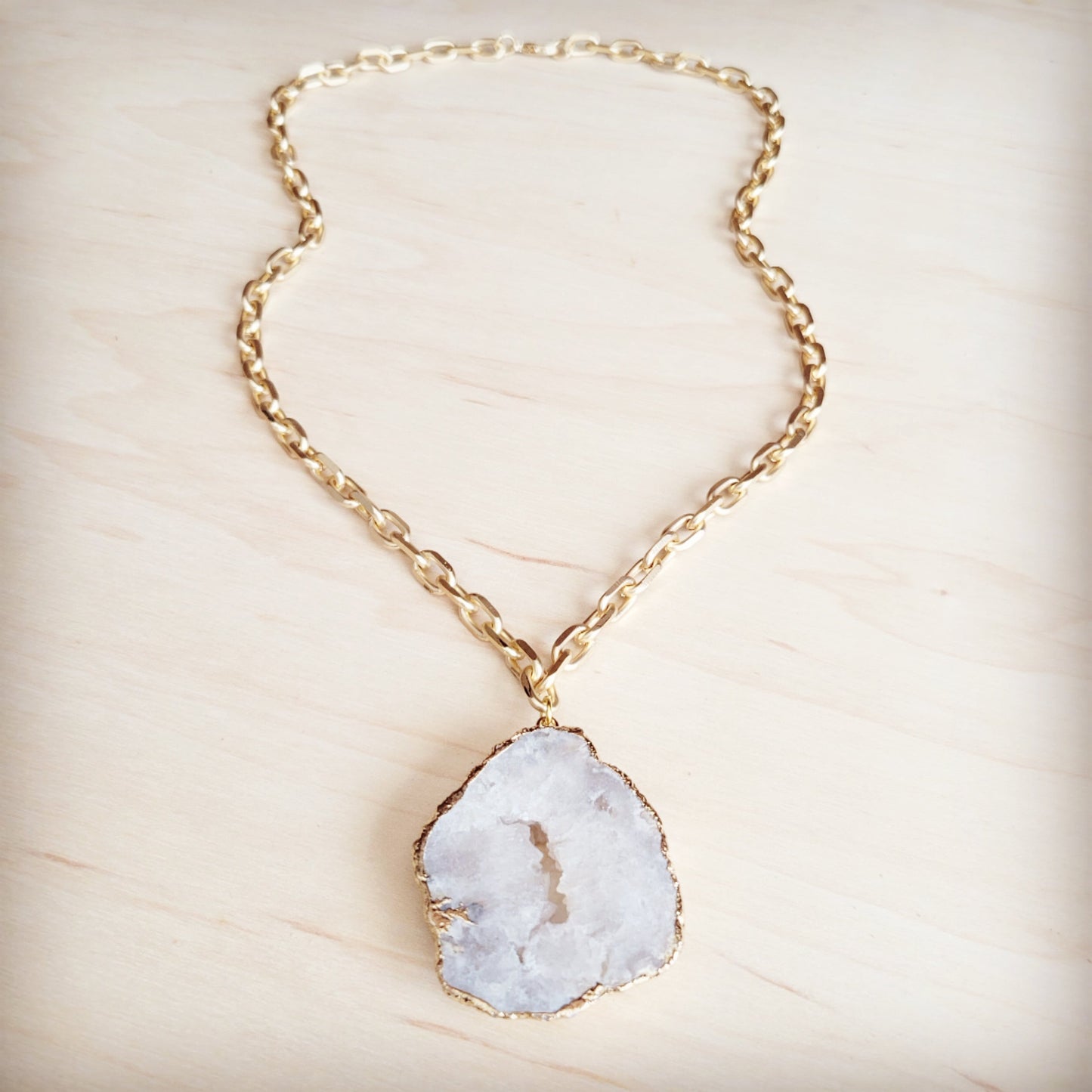 **Matte Gold Gilded Agate Pendant on Gold Chain Necklace 257kl