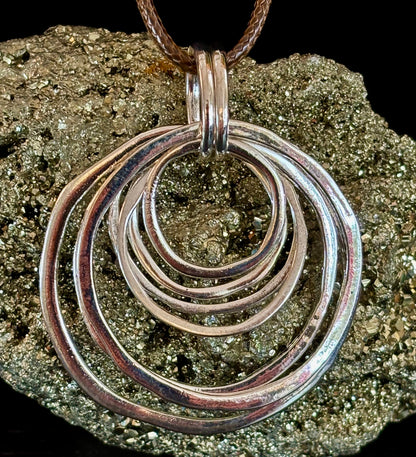 🔘 7-Layered Asymmetrical Circle Pendant Necklace – Bold. Minimal. Fabulous.
