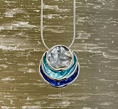 Coastal Glow Layered Shell Pendant Necklace – Gold or Silver Tone | Beach-Inspired Collarbone Necklace