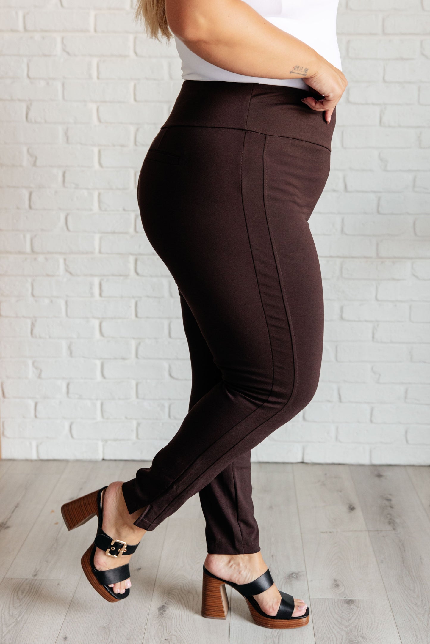 Magic Skinny 28" Pants in Chocolate