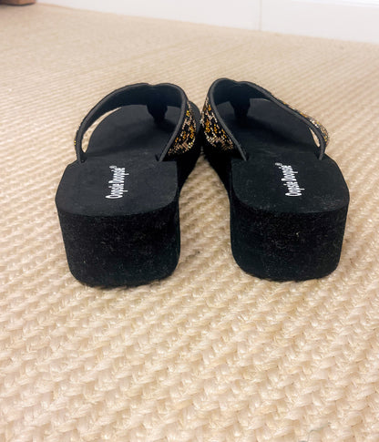 Evirare Rhinestone Sandal in Cheeath